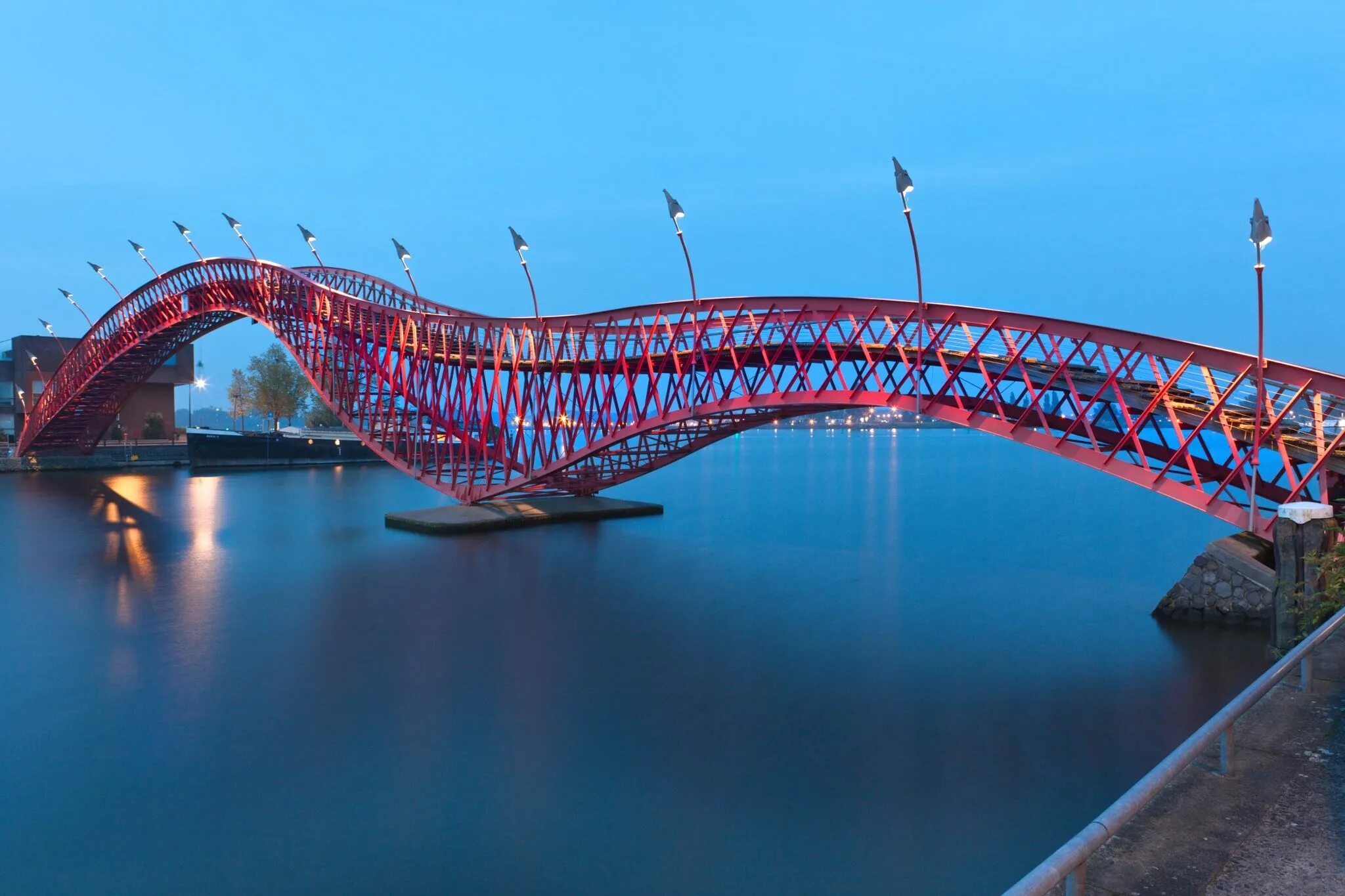 Сколько ушло металла на мост красный дракон. Мост питон в Амстердаме. Мост magere brug в Амстердаме. Python Bridge в Амстердаме. Изогнутый мост.