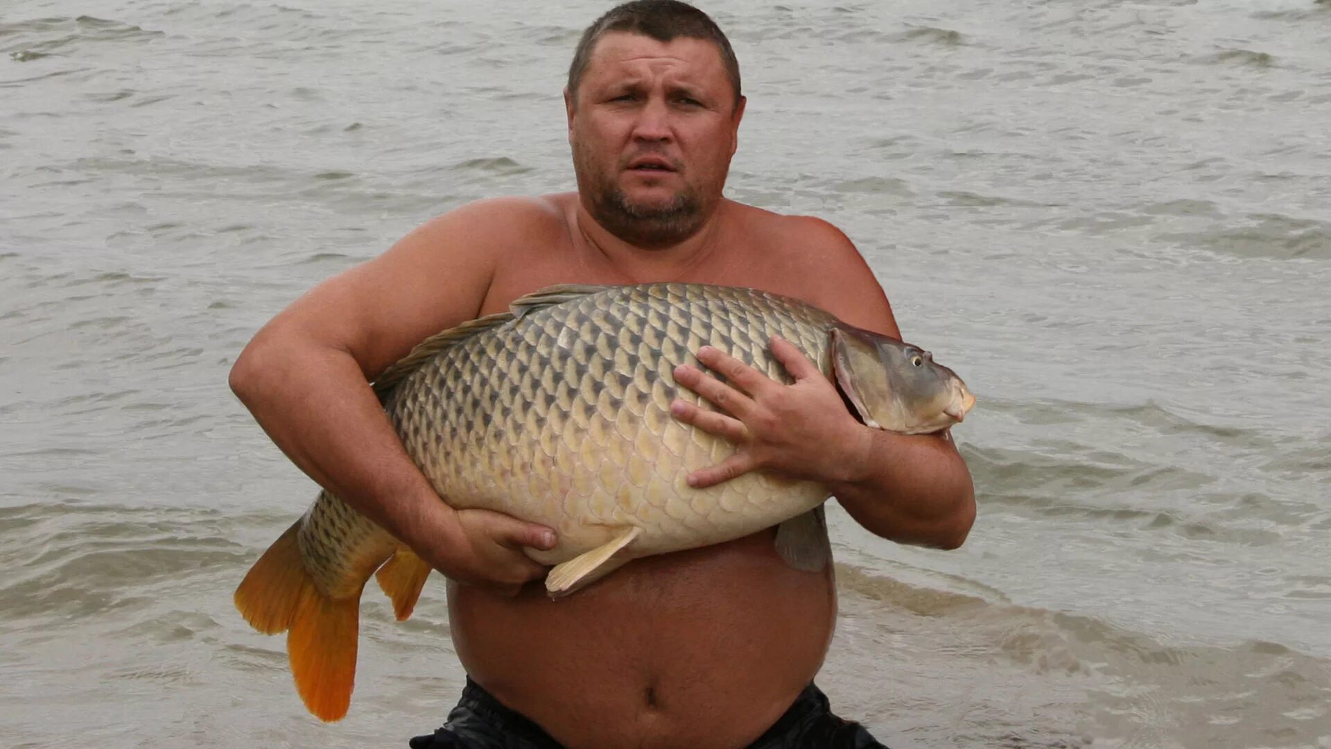 Человек с большой рыбой в руках. Мужчина держит рыбу. Мужчина рыба после. Парень рыбы. Мужчина рыба после.