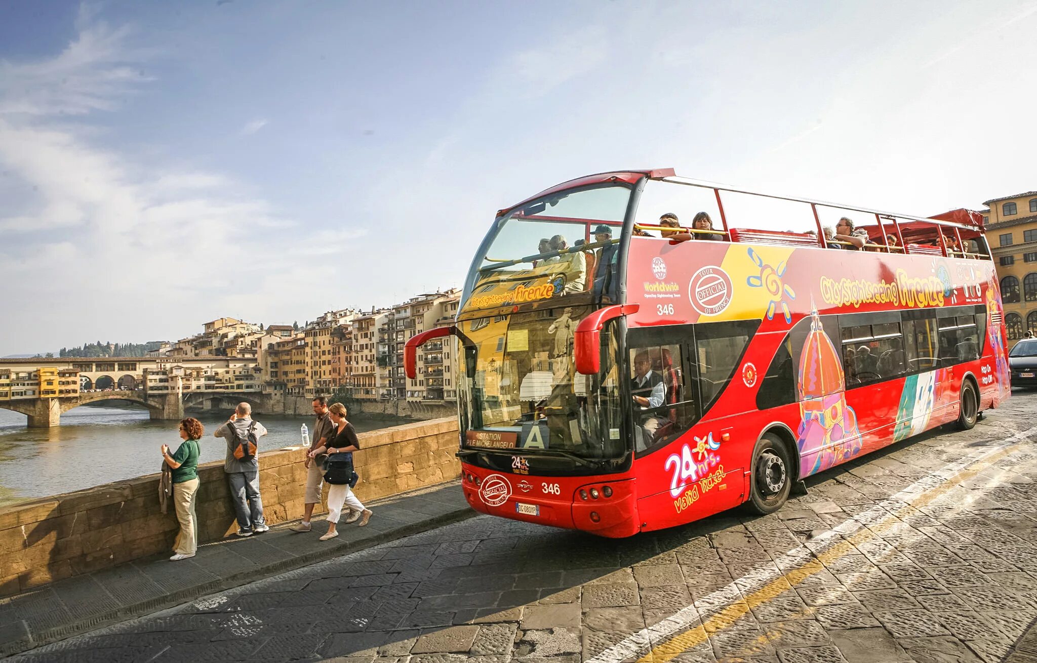 Туристы ехали на автобусе 1 час. Экскурсионные автобусы Hop-on Hop-off. Флоренция туристический автобус. Автобусная сеть Флоренции. Экскурсия на автобусе.