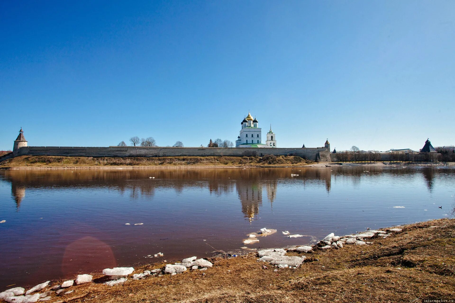 Погода в псковской области. Остров весной Псков. Псков март фото. Псков климат фото. Псков погода 1 мая фото.