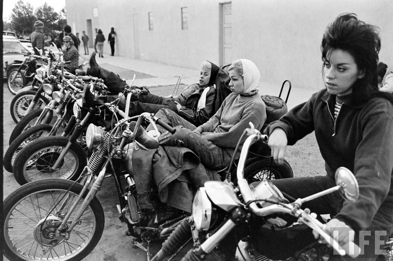 Bike of hell. Хантер Томпсон ангелы ада. Хантер Томпсон байкеры. Ангелы ада 1965. Хантер Томпсон на мотоцикле.