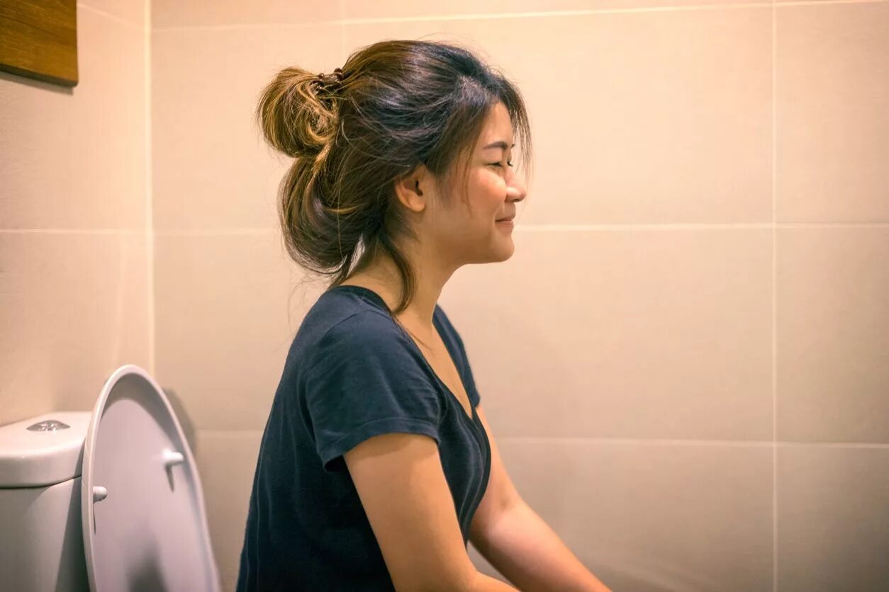 Женщина дома в туалете. Женщины туалет на природе. Красивые женщины в туалете. Китайская женщина на унитазе.
