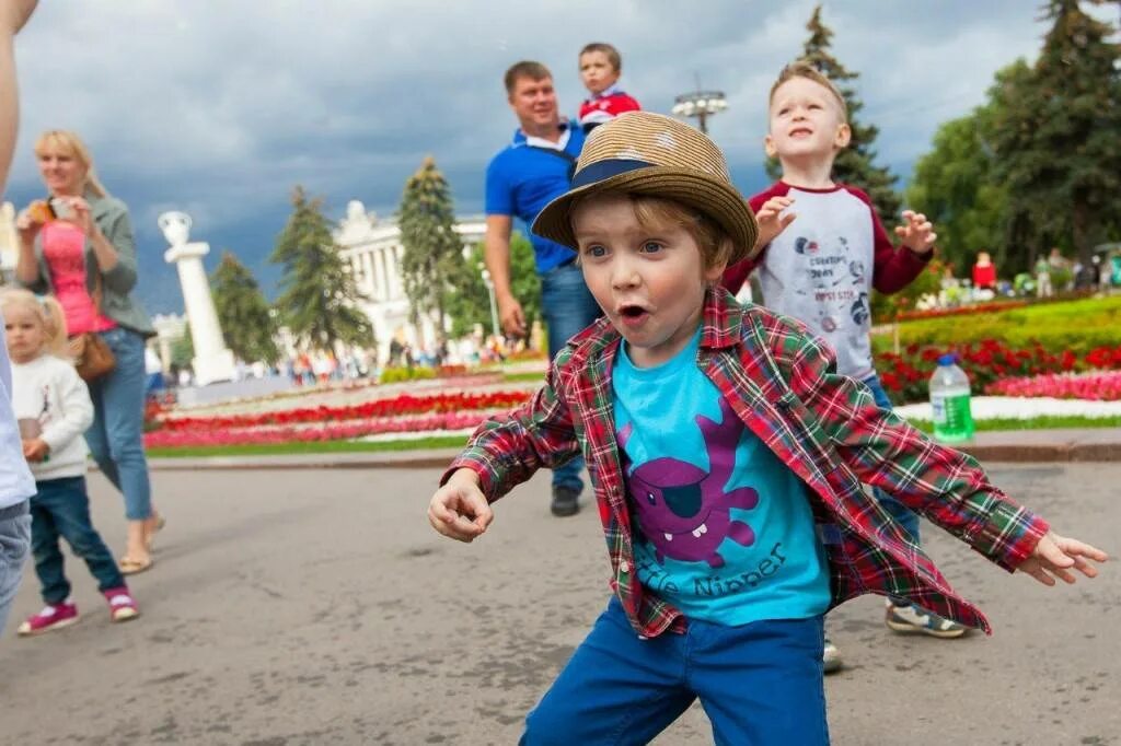 Куда сходить с ребенком 6. Дети в городе. Москва для детей. ВДНХ для детей. Прогулка по городу с детьми.