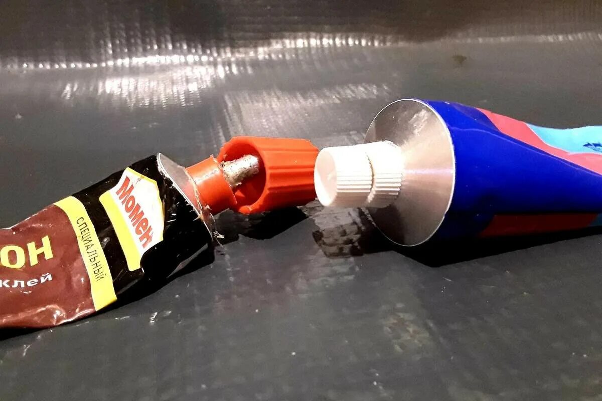 Тюбик без надписей. Паста из тюбика. Пустые тюбики для краски. Зубная паста из тюбика. Тюбик клея.