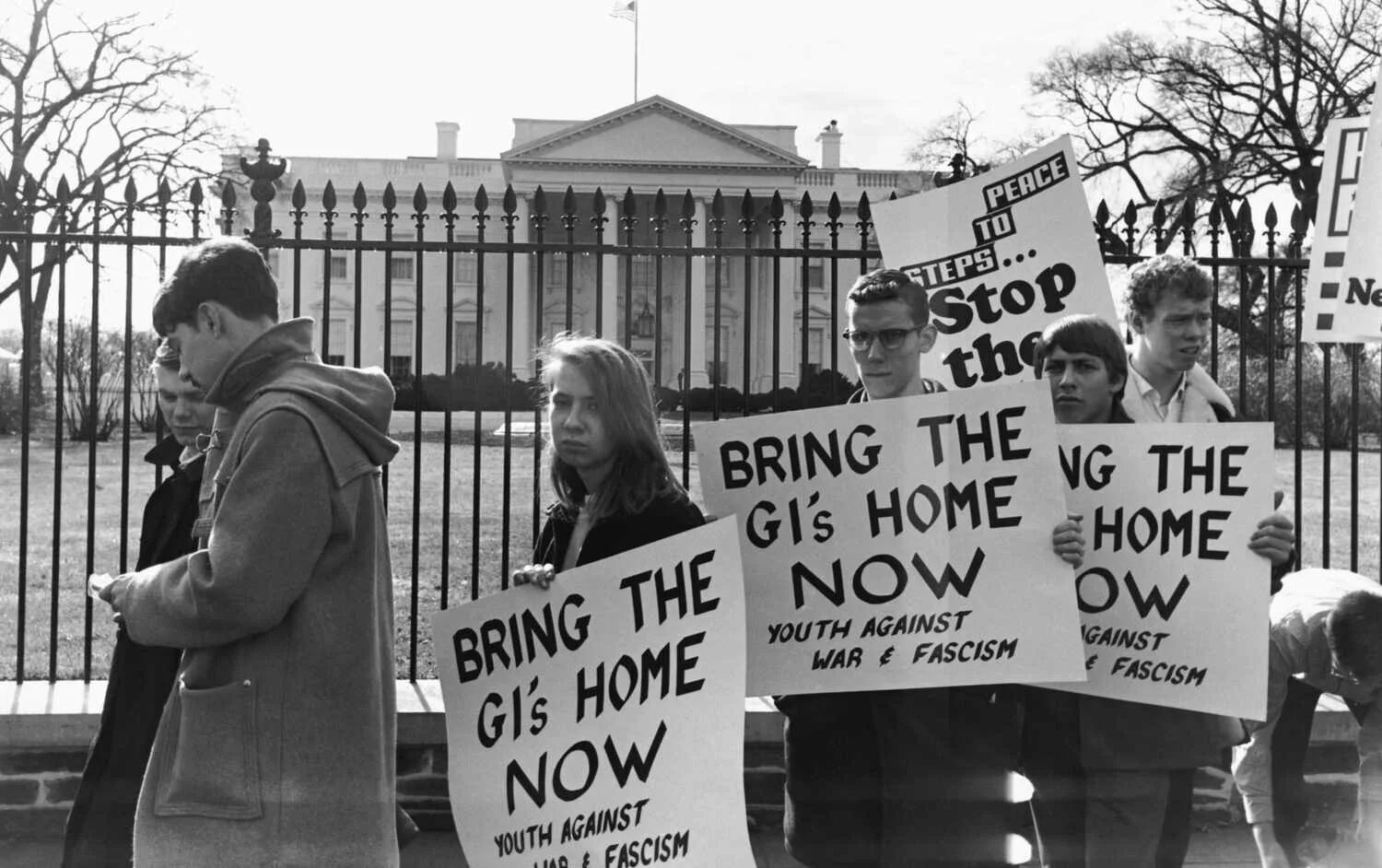 Движение против работы. Протесты против войны во Вьетнаме 1968. Антивоенные демонстрации в США Вьетнам. Антивоенные митинги в США Вьетнам 1968. Протесты против вьетнамской войны в США.