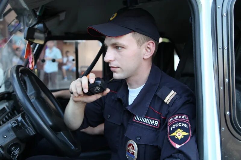 Какая техника используется в полиции. Российский полицейский. Милиционер с рацией. Полицейская рация. Полиция картинки.