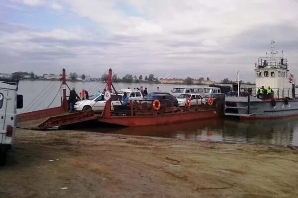 неизвестный паром. аппарель парома. евгений кемеровский осень. Lorry-ferry. судно утюг вега.