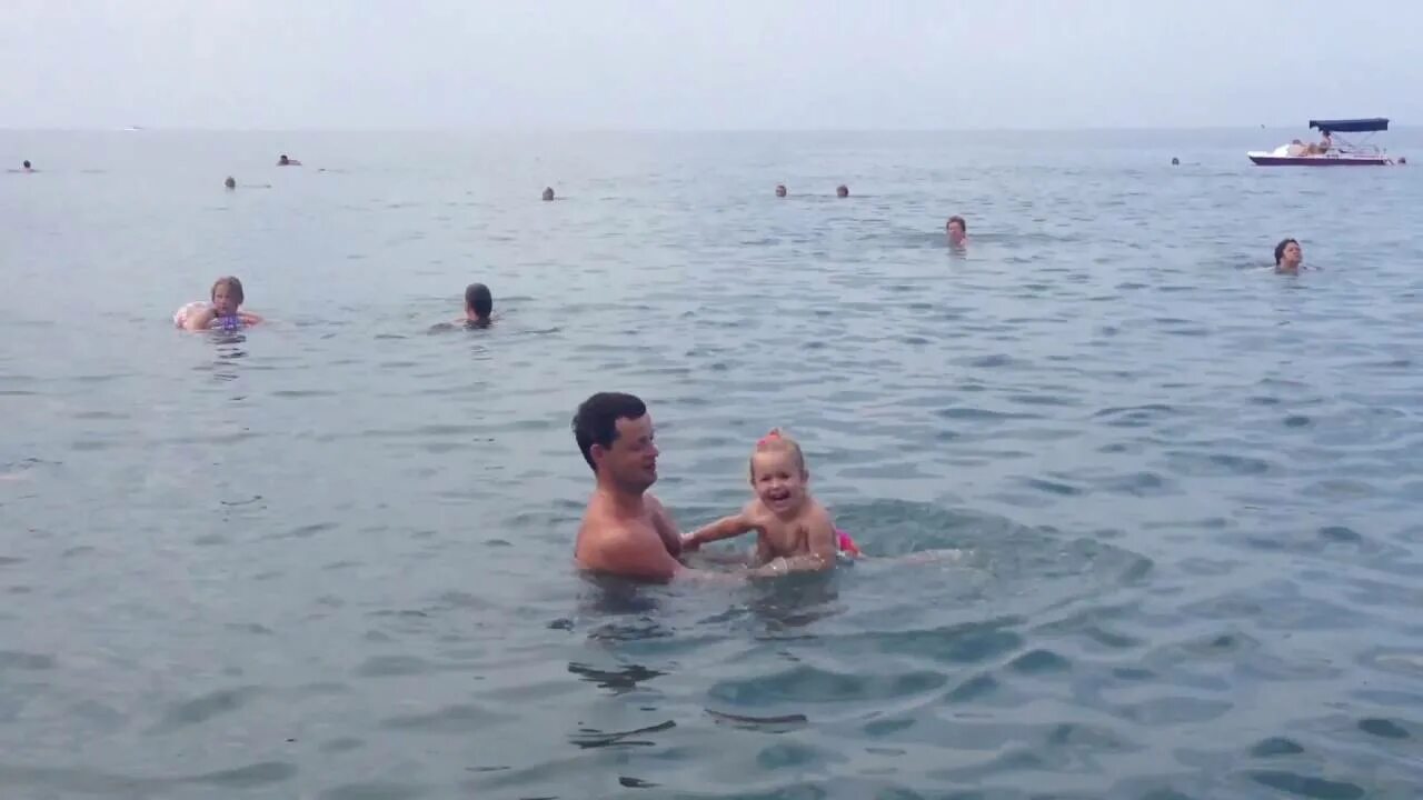 Семья купается в море в Сочи. Купание в море в Грузии дети. Сочи купание с матрасом в море. Купание крым