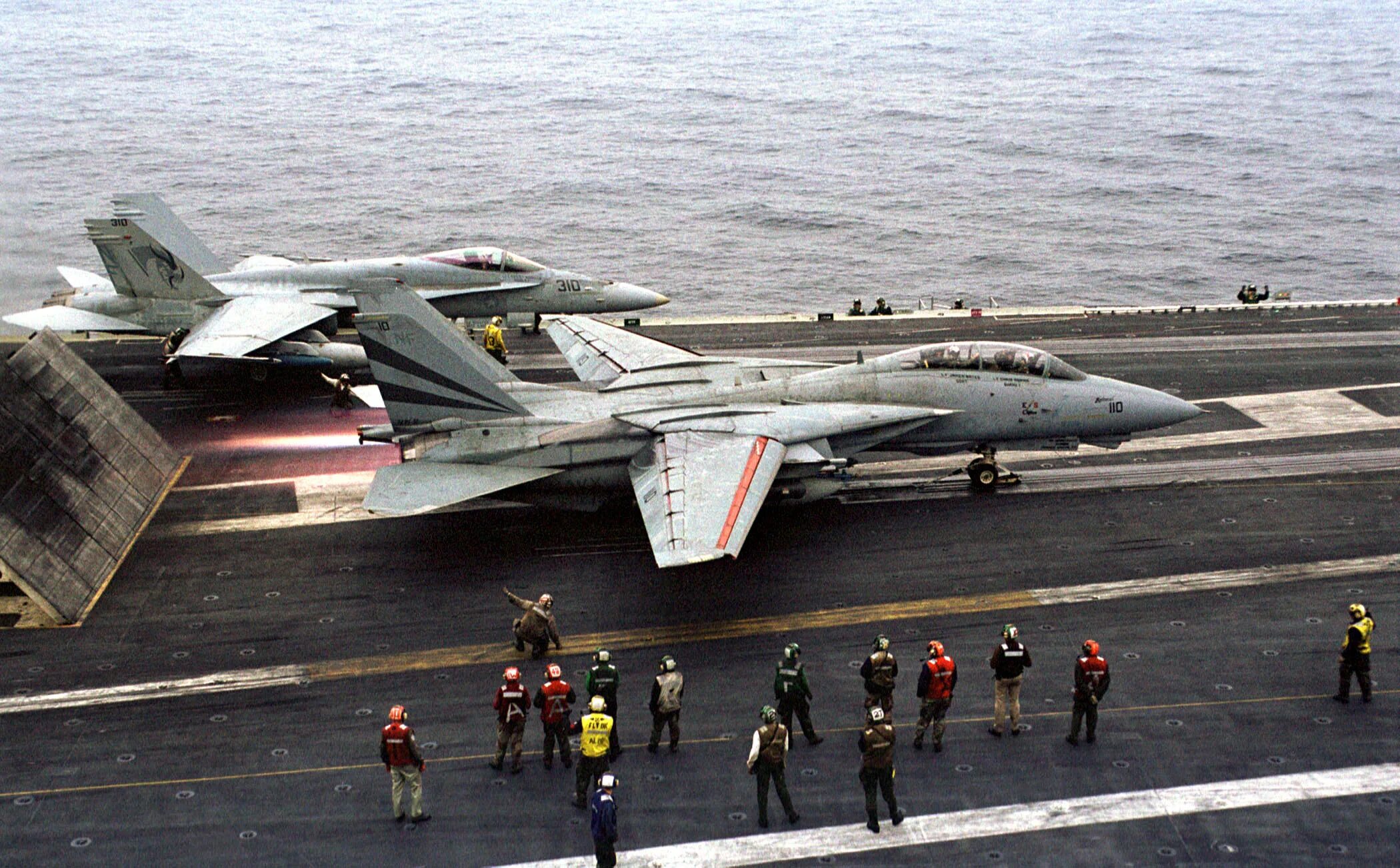 F-14 Томкэт. Томкэт ф-14 на авианосце. F 14 на авианосце. F-14 on aircraft Carrier. Самолеты 14 апреля