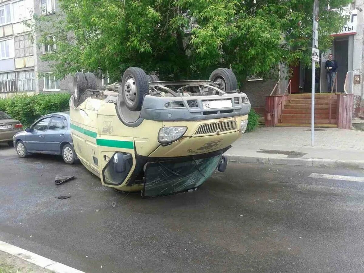 Автомобиль переворачивался. Перевернутый автомобиль. перевёртыши для автомобиля. перевернутая машина. перевернутая инкассаторская машина.