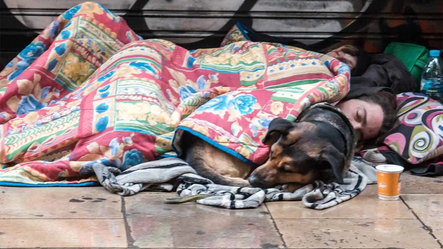 Бездомный на улице Испании.