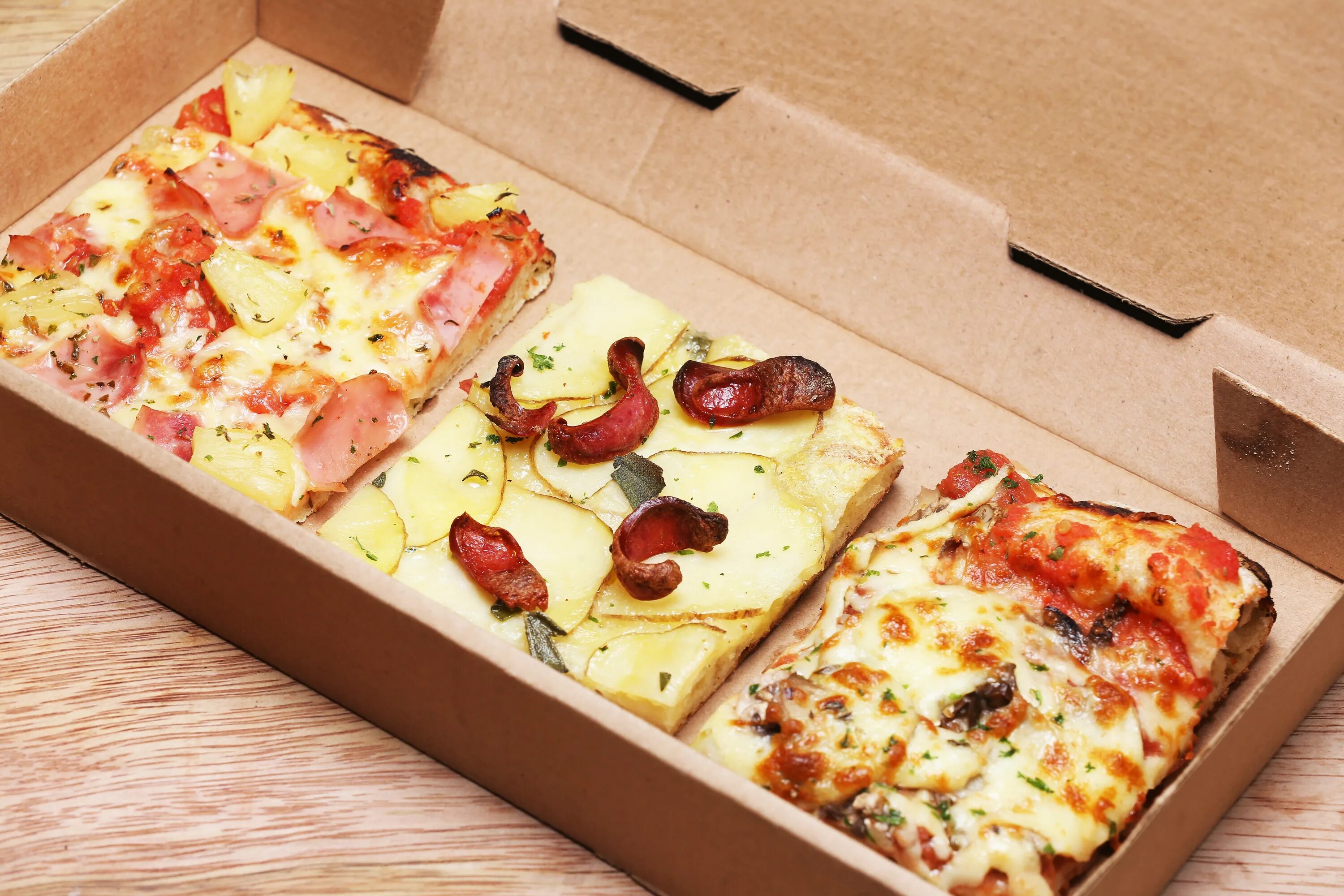 Начинка для пиццы с сыром. Пицца в коробках. Коробки для пиццы. Пицца в коробочке. Пицца прямоугольная.
