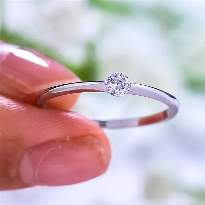 Простое кольцо девушке. Помолвочное кольцо серебро. Серебряные кольца женские. Тонкое серебряное кольцо. Кольцо с камушком.