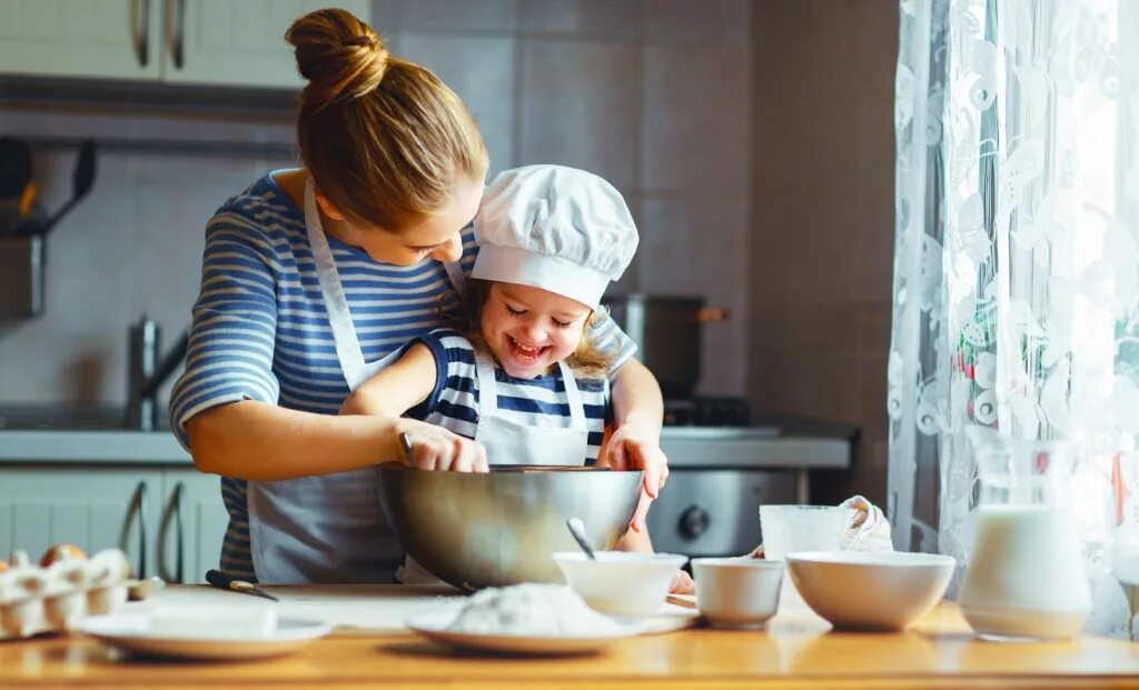 Сын и дочка вместе. Мама с ребенком на кухне. Кухня для детей. Готовка с детьми на кухне. Фотосессия на кухне.