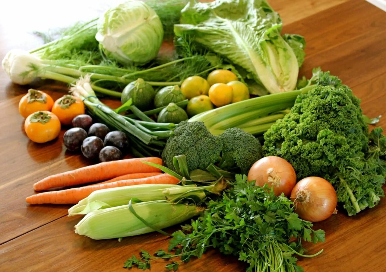 Продукты на растительной основе. Растительная пища. Растительные продукты. Свежие овощи. Сыроедение.