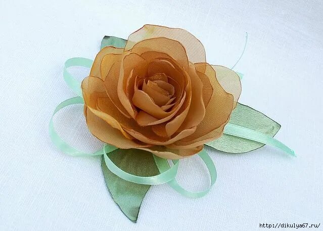 Цветы в технике мастер класс. Цветы из ткани для украшения. Цветы из органзы. Цветы из капроновых лент. Брошь из органзы.