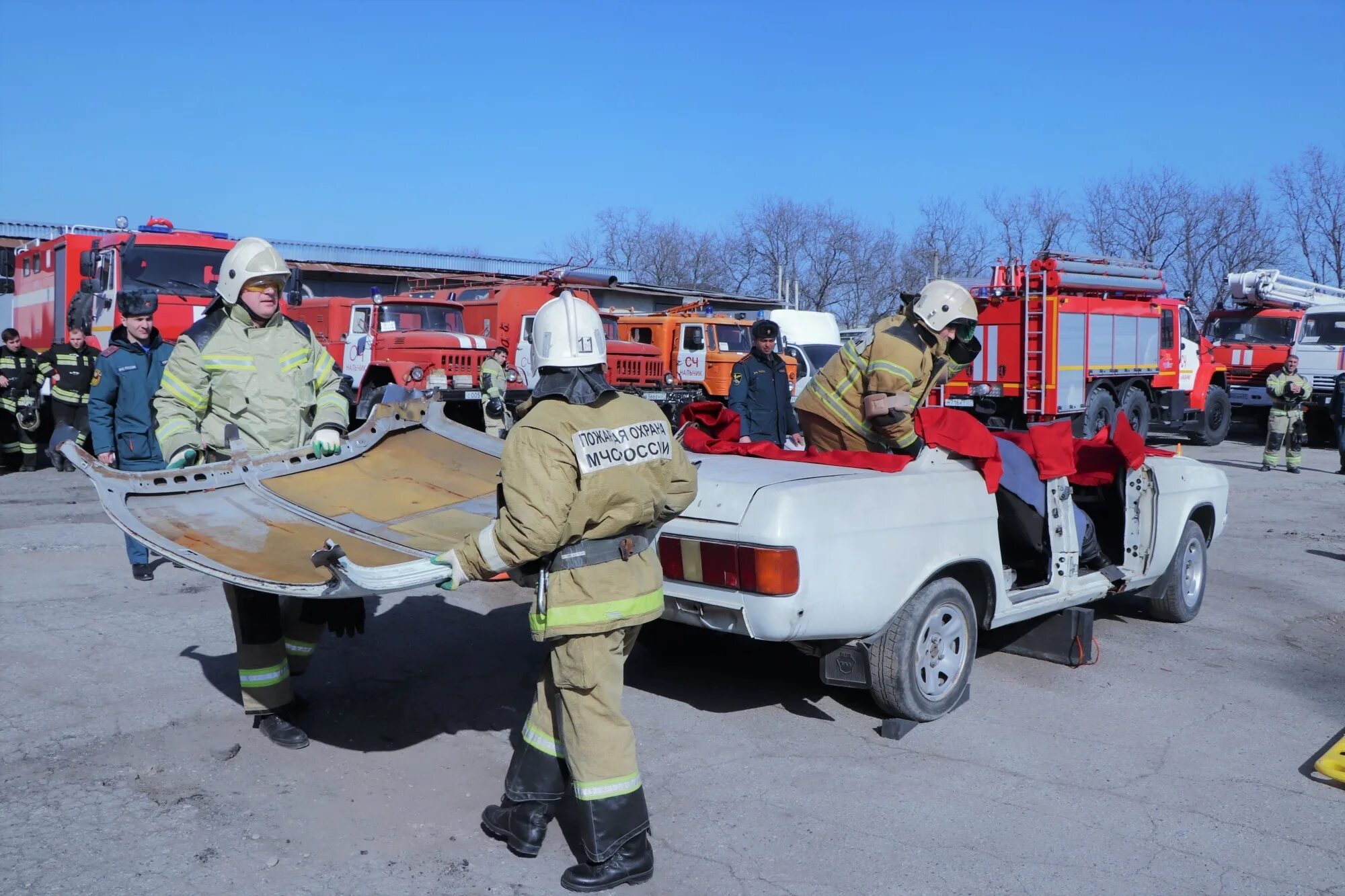 МЧС аварийно-спасательная техника. Автотранспорт спасательных. Аварийно спасательная команда. Транспорт МЧС России. Проведения аварийно спасательных работ на транспорте