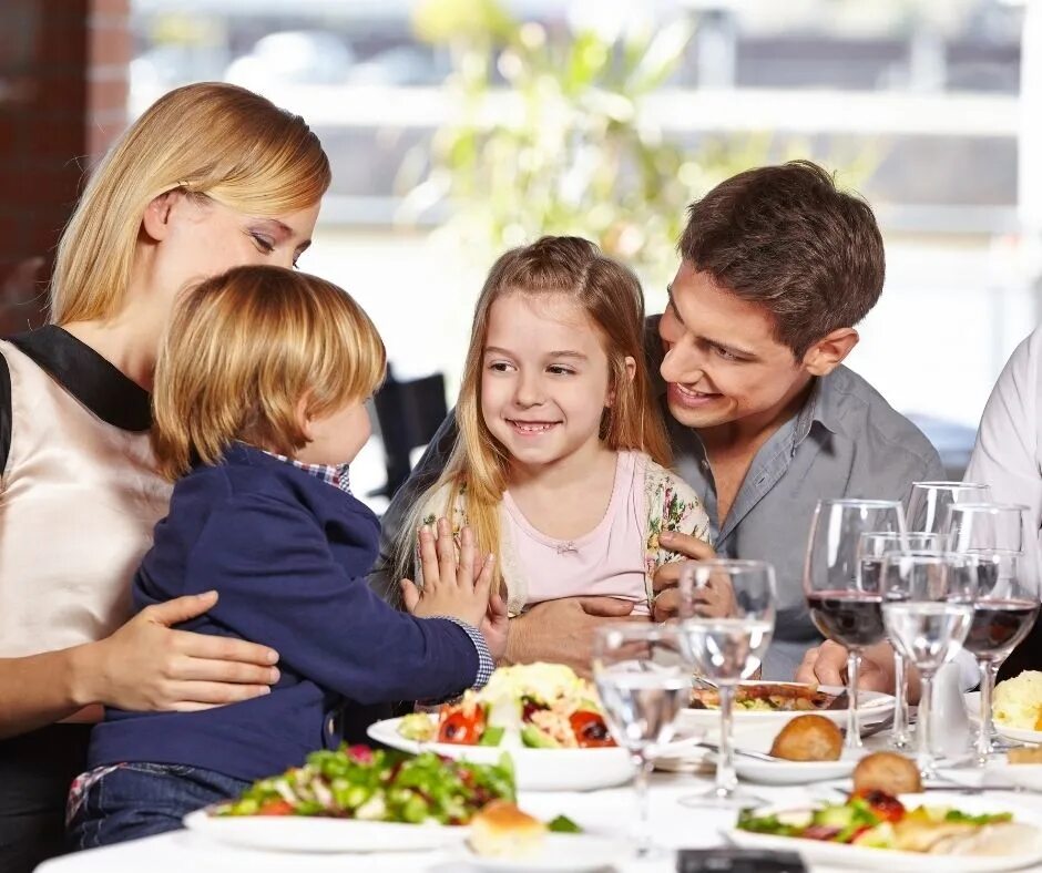 Семья за столом. Семейный ужин. Ужин с семьей. С праздником семьи.