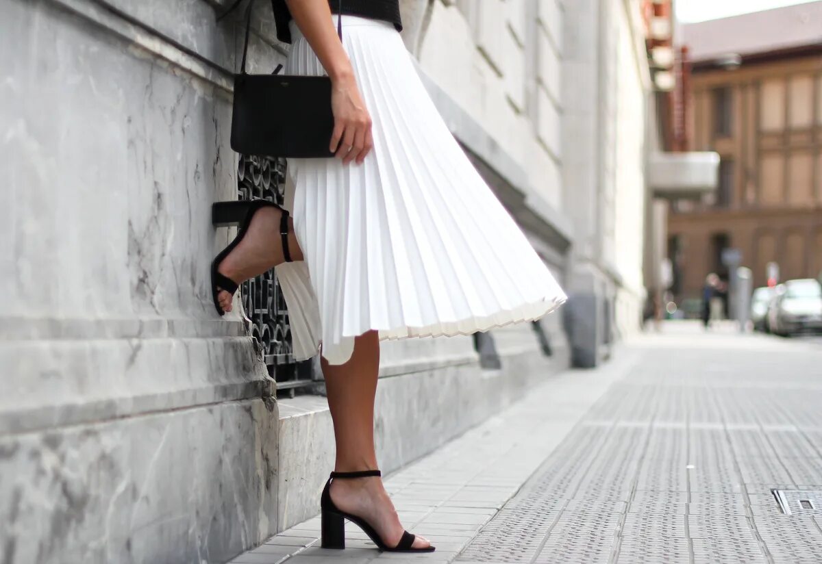 Образы с белой юбкой. Белые юбки 2023. Белая юбка карандаш стрит стайл. Стильные образы с водолазкой. Mary orton @maryorton.