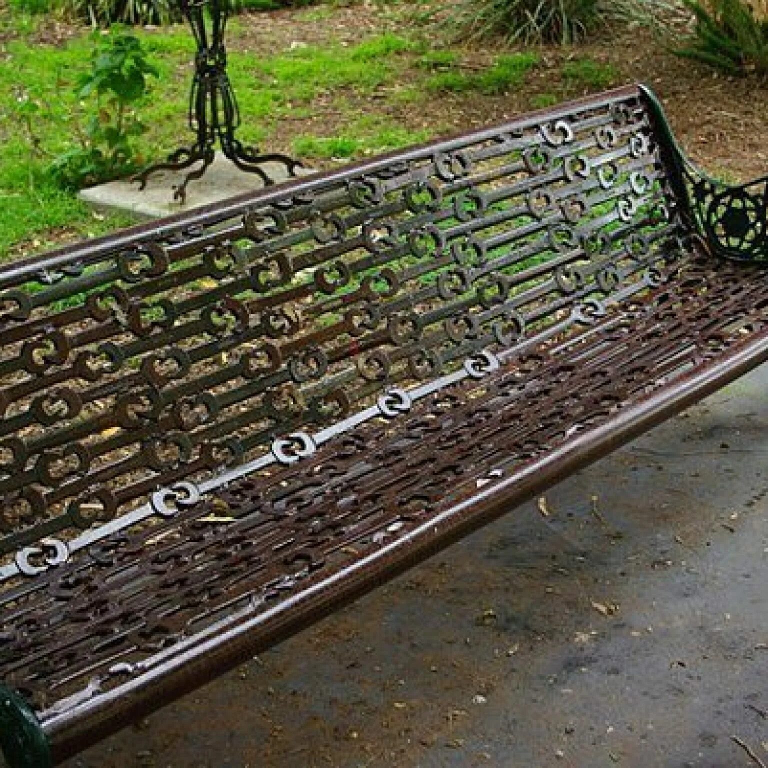 Что сделать из старых железных. Полезные вещи для дачи. Панно из металлолома. Дачная скамейка из старой кровати. Скамейка из металлической кровати.