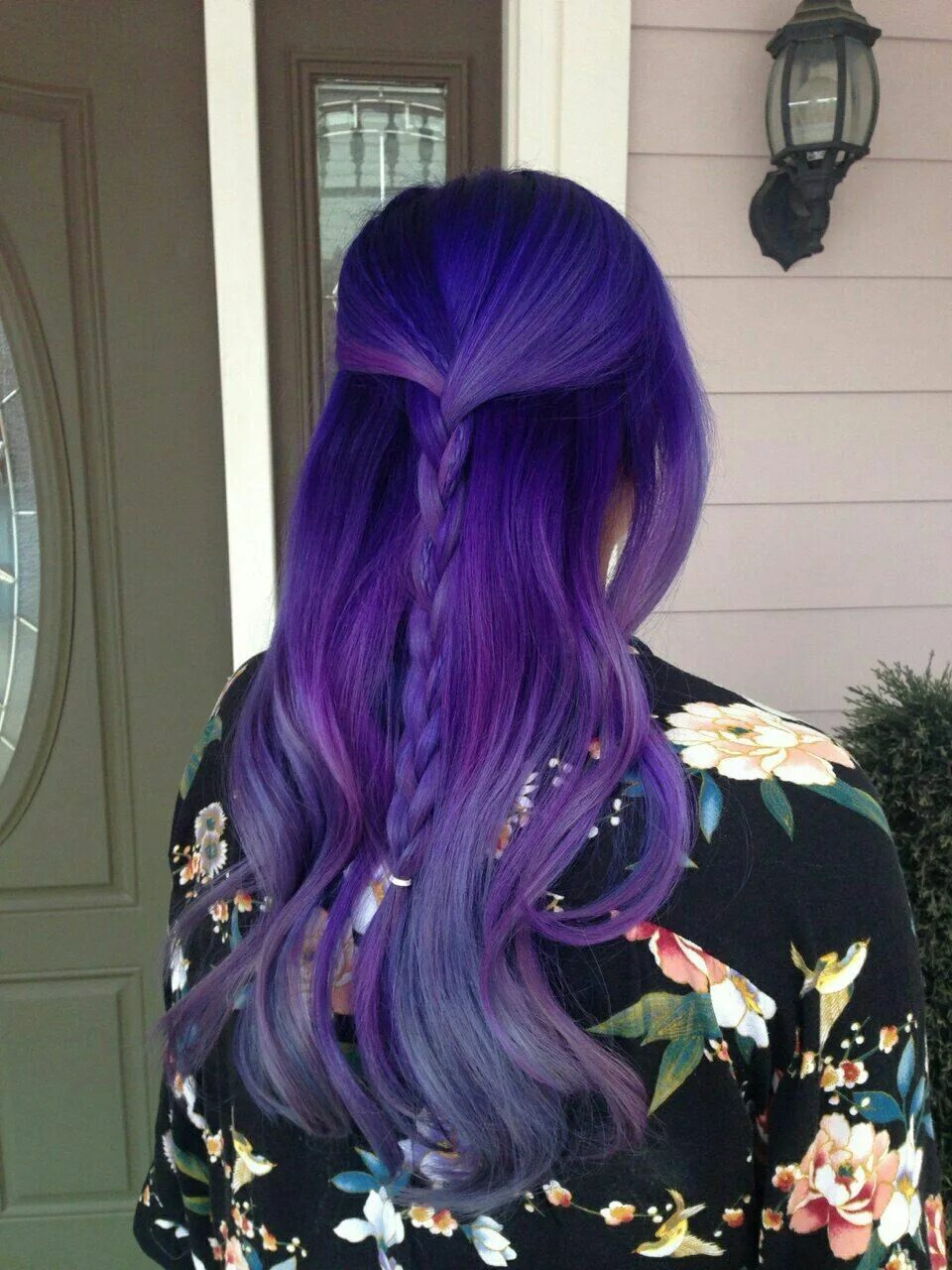 Manic panic фиолетовый. Девушка с фиолетовыми волосами. Сине фиолетовые волосы каре. Девушка с сиреневыми волосами. Девушка с фиолетовыми волосами.