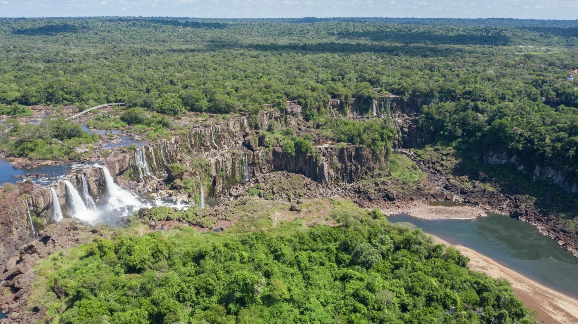 Парана водопад Игуасу. Водопады Игуасу Аргентина Бразилия. Водопад Игуасу, граница Бразилия–Аргентина. Национальный парк Игуасу глотка дьявола.