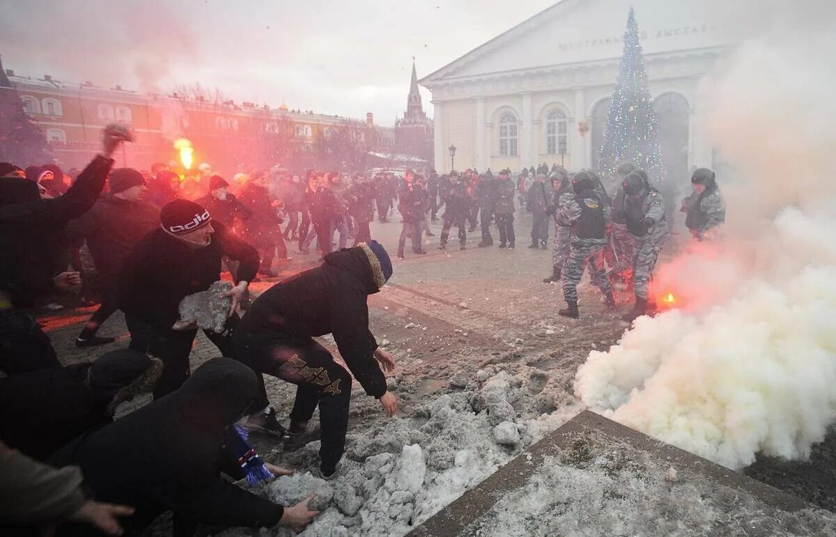 Митинг на Манежной площади 2010. Беспорядки на Манежной площади 2010. Бунт на Манежной площади 2010. 2010 - Массовые беспорядки в Москве на Манежной площади..