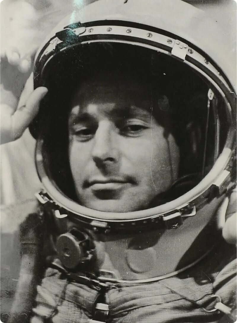 Первый полет в космос совершил в 1961