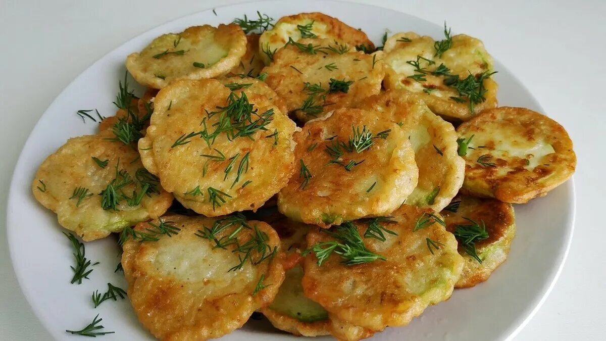 Жареные кабачки. Кабачки в кляре на сковороде. Кабачок. Патиссон жареный с чесноком. Кабачки на сковородке.