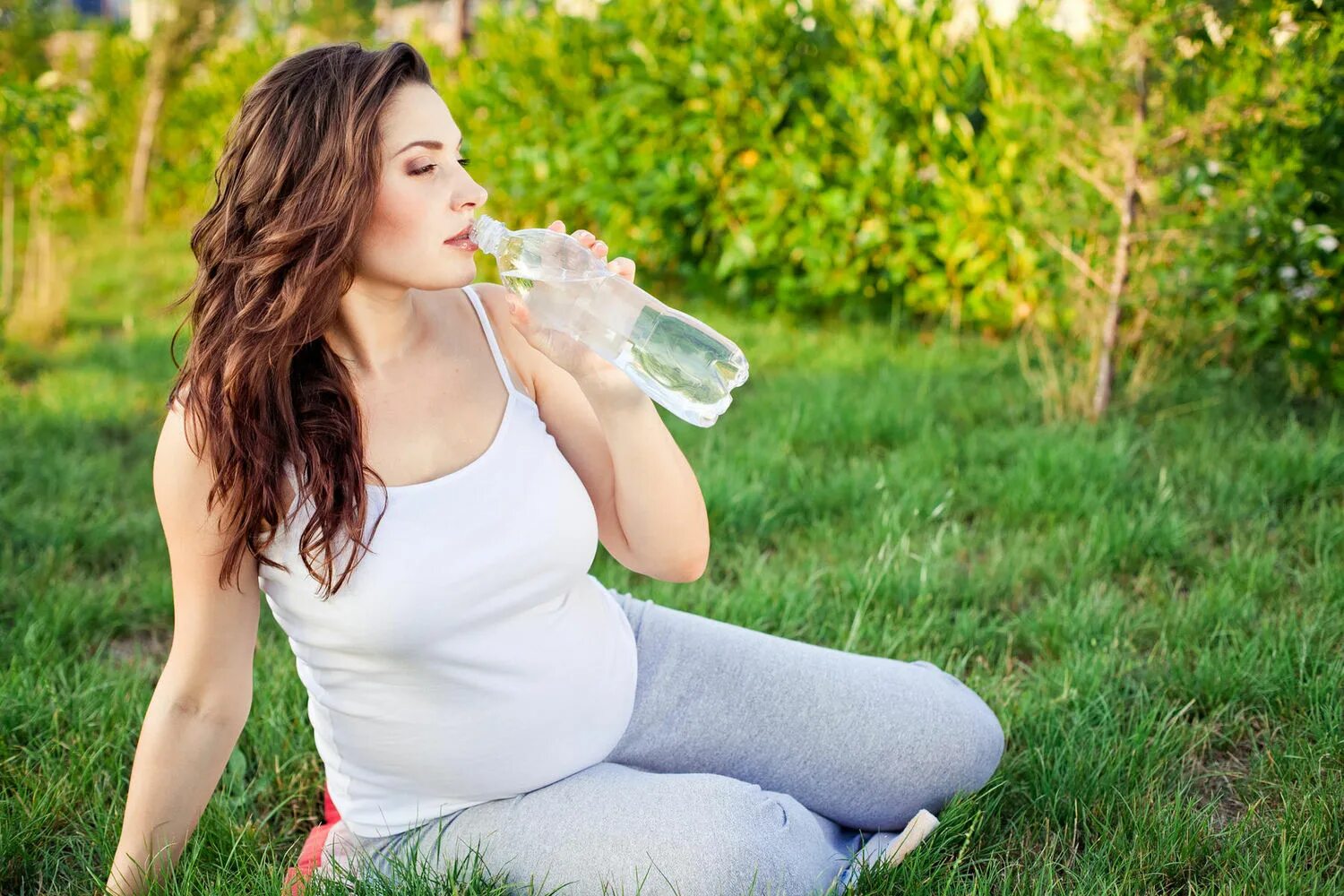 Женщина пьет воду. Питье беременных. Питье воды. Беременность хочется пить воду