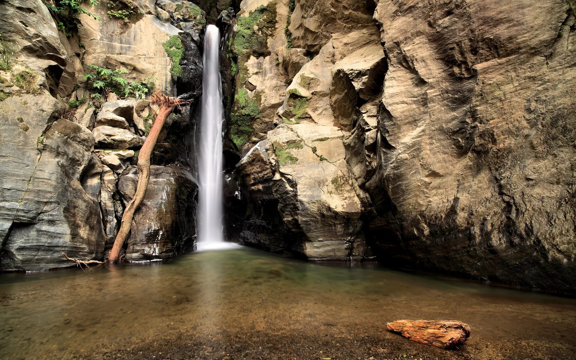 Водопад из скалы. Скала с водопадом. Grand staircase-escalante national monument. Обрыв с водопадом. Скала с водопадом.