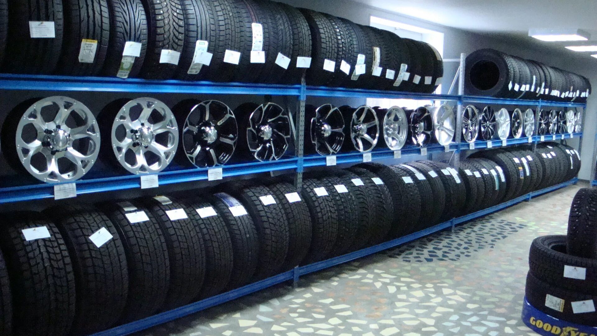 Склад зимних шин. Склад шин. Магазины автомобильных шин москва. Склад шин и дисков. Магазин автошин.