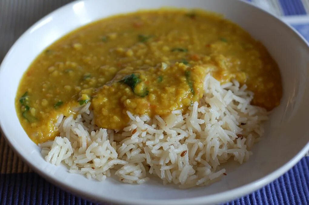 Блюдо paneer butter masala. Мунг блюда. Бобовый соус. Панир макхани. Индийские супы и карри.