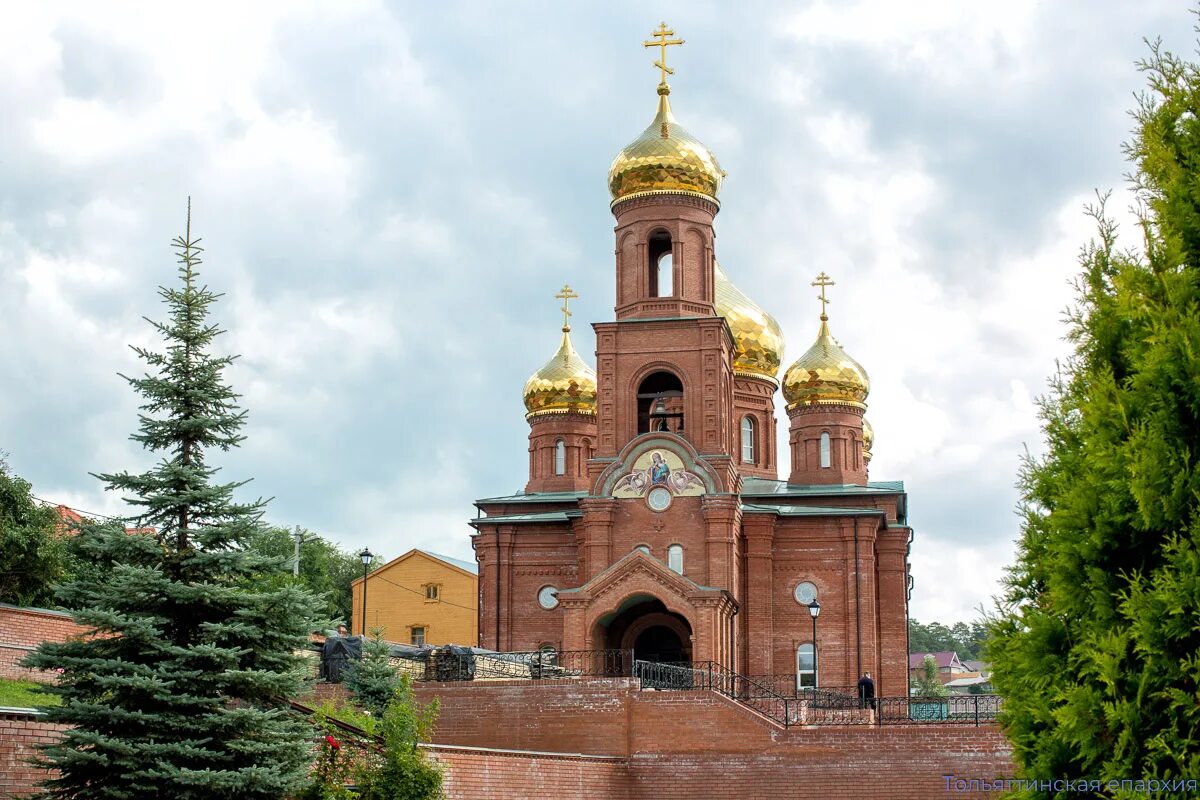 Свято мужской монастырь тольятти. Воскресенский монастырь (Тольятти). Тольятти Церковь Серафима. Церковь мужского монастыря Тольятти. Воскресенский мужской монастырь Тольятти.