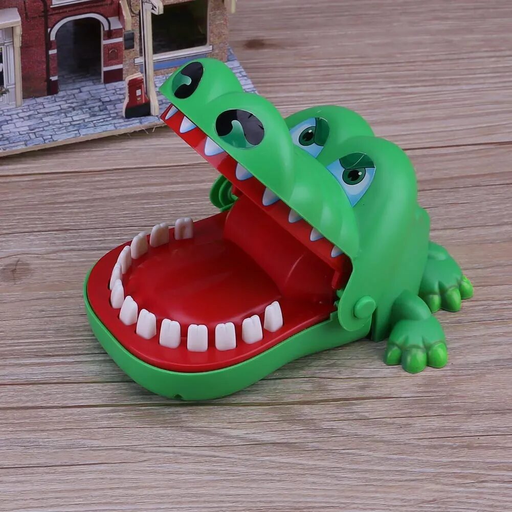 Крокодил игрушка с зубами. Крокодильчик ребенок игрушка. Игрушки которые кусаются. Игра крокодил дантист. Настольная игра крокодил дантист.