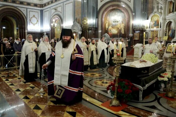 Кого отпевают в храме христа спасителя сегодня. Отпевание в храме христа спасителя михаила валерьевна. Храм христа спасителя лужкова. Храм христа спасителя отпевание отца михаила. Лужков похороны.