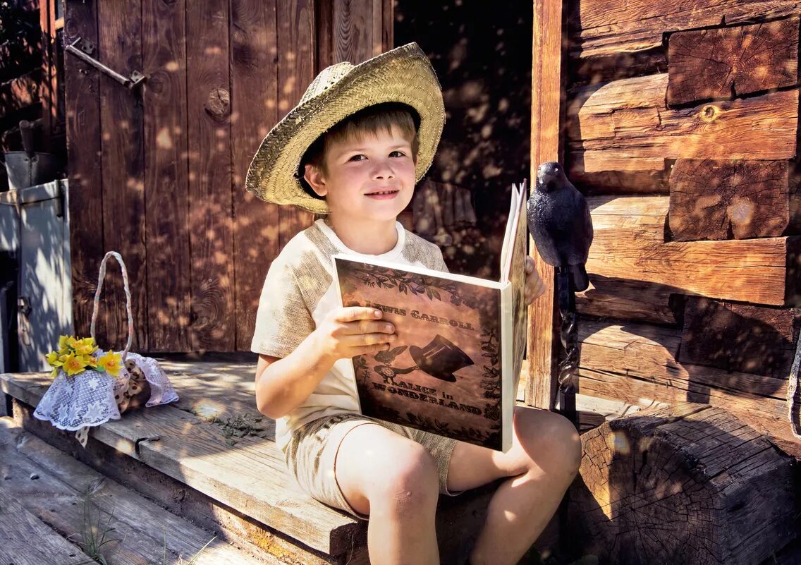 Мальчик на крыльце. Собака в деревне. Ребенок на крыльце. Мальчик сидит на крыльце. Мальчик на крыльце.