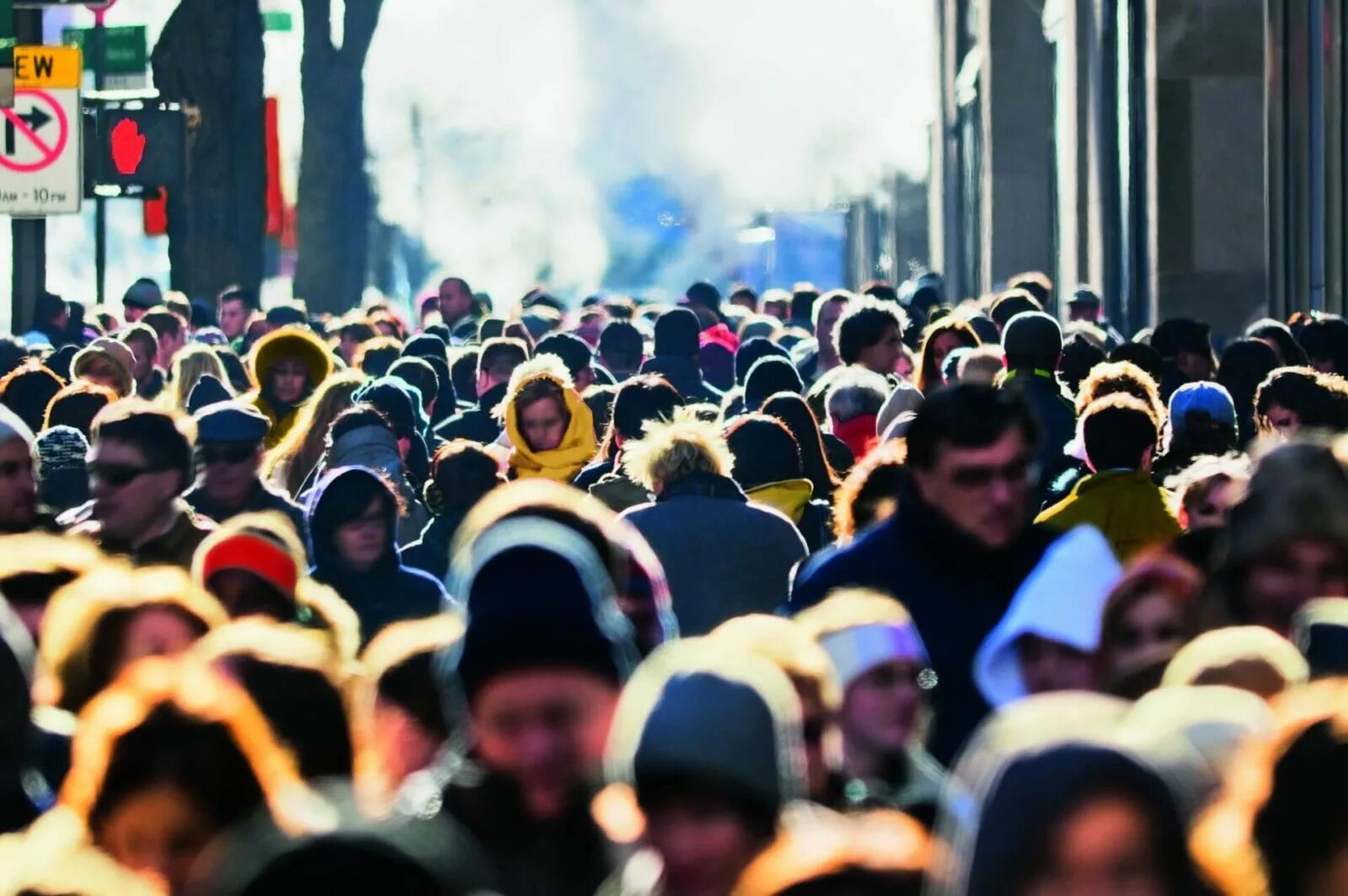 человек толпы. массовые потоки. стихийная толпа. огромная толпа людей. человек толпы.