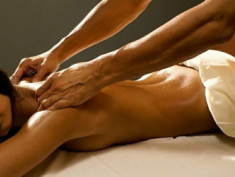 Массаж картинки. Массаж фото. Трогает массажиста. Женский массаж. Прикосновение массаж.