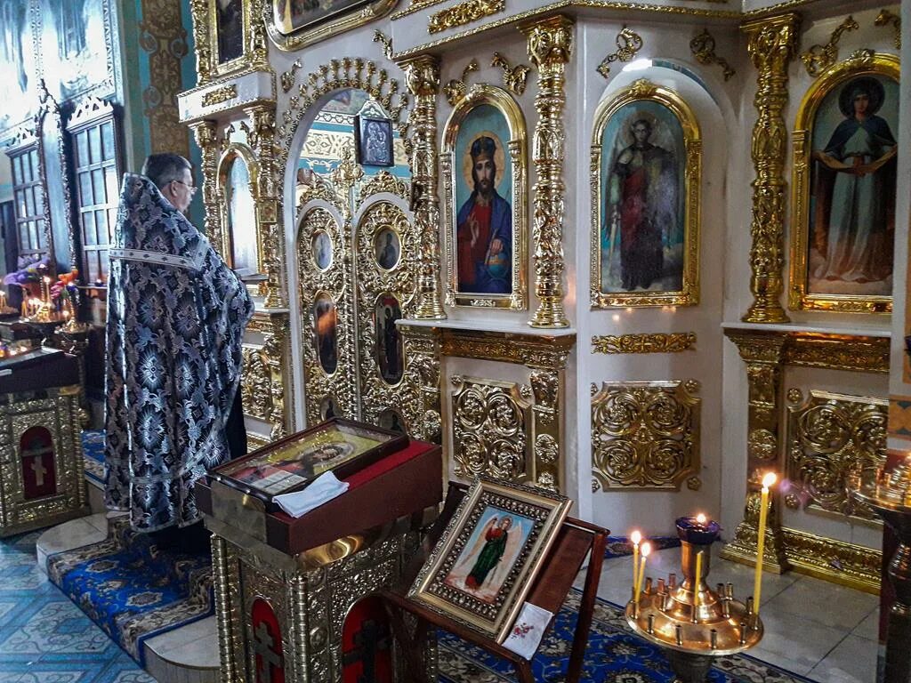 21. собор новосибирской митрополии. священный храм. иерей борис корешков. утренняя служба в церкви.