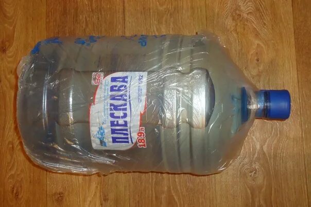 Бутылка воды за 1000 рублей. Бутылка для воды в термочехле. Бутылка воды 1942 года. Бутылка для воды Kettler 0,5 л. Советская бутылочка для воды при глажке.