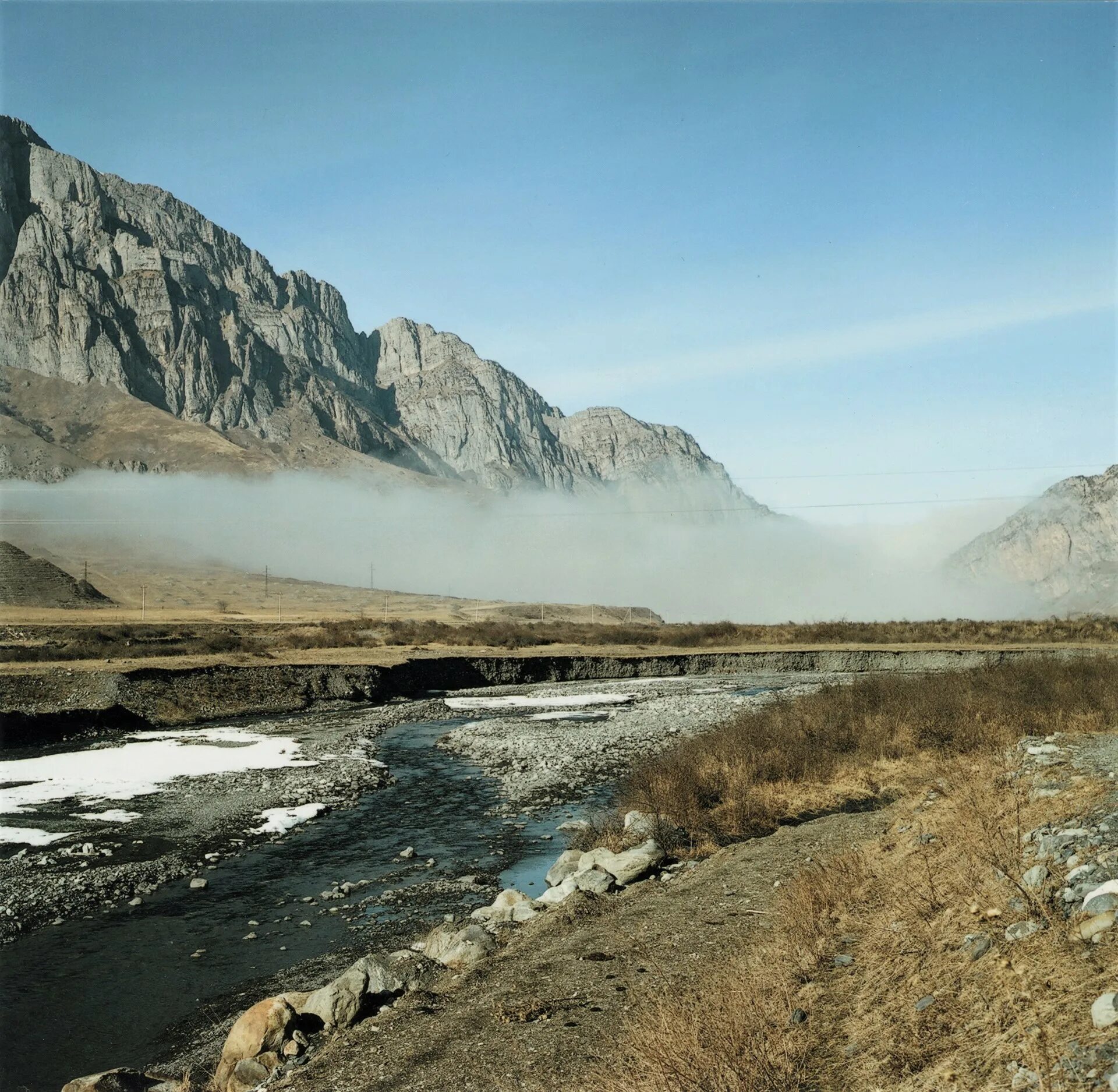 станция большая омутная. Vfksqпайпудынский хребет. приграничные территории дагестана. большой ст. типы дома в близи реки.