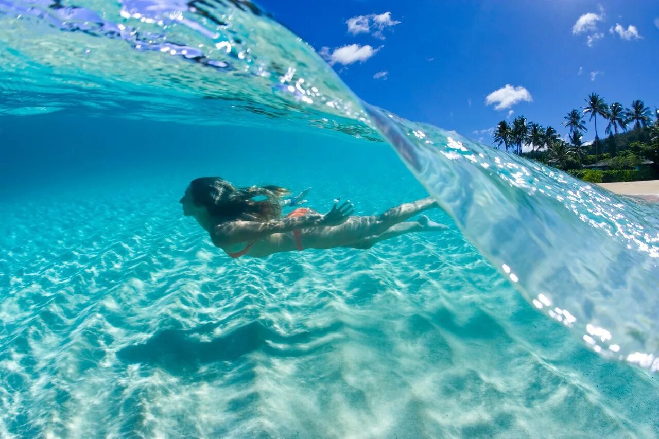 Кристальное море. Прозрачная вода. Прозрачное море. Море под водой. Наполовину в воде.