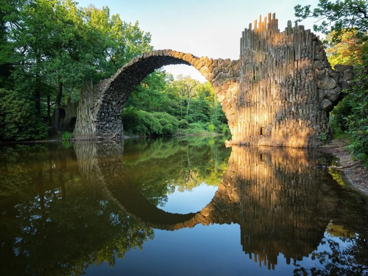 Арка в воде. Мост Кромлау Германия. Парк Кромлау в Германии. Чертов мост Ракотцбрюке, Германия. Кромлау Германия чертов мост.