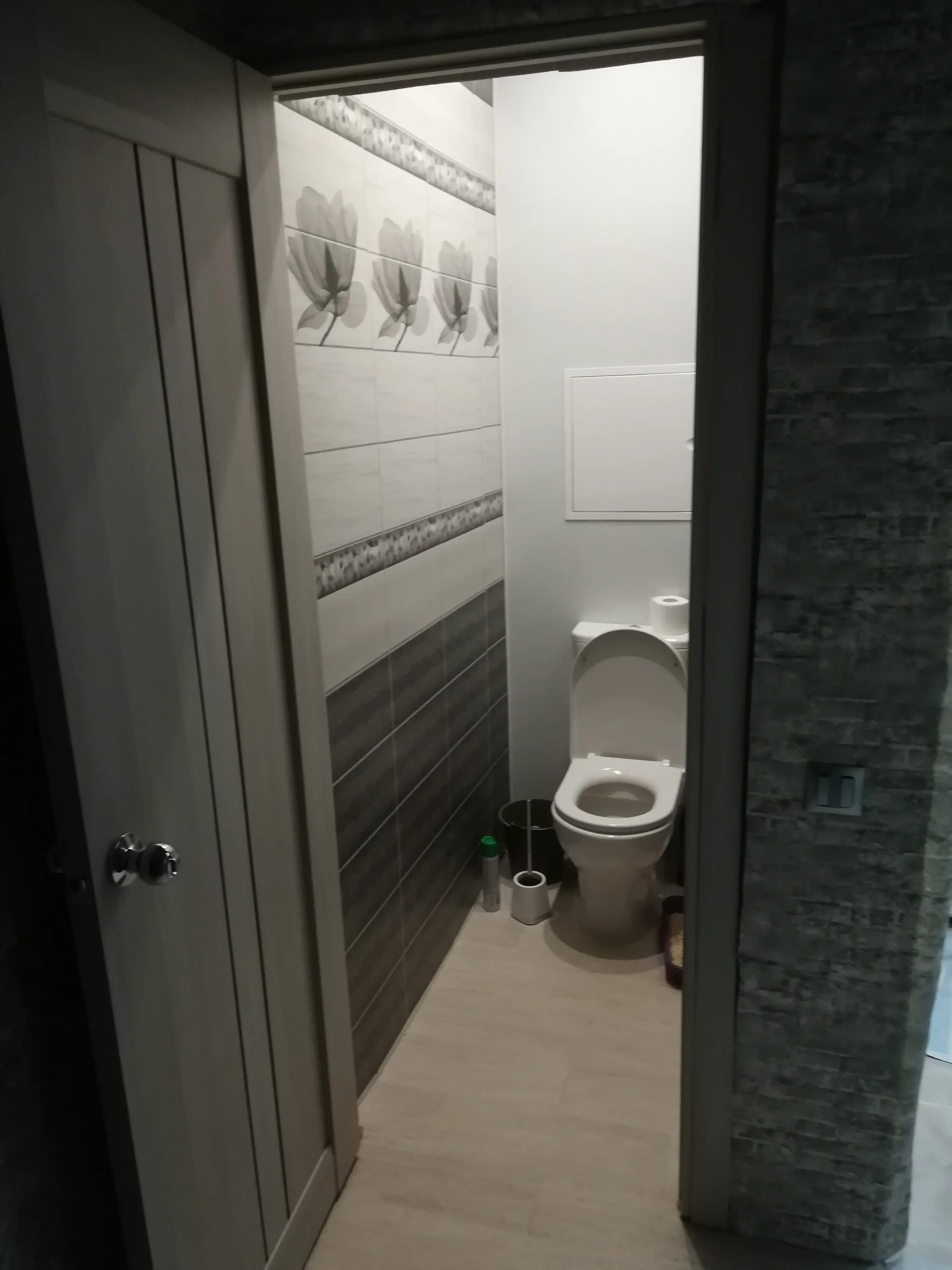 Двери для ванной и туалета. Двери в ванную и туалет. Дверь в туалет в квартире. Дверь в ванную комнату в серый туалет.