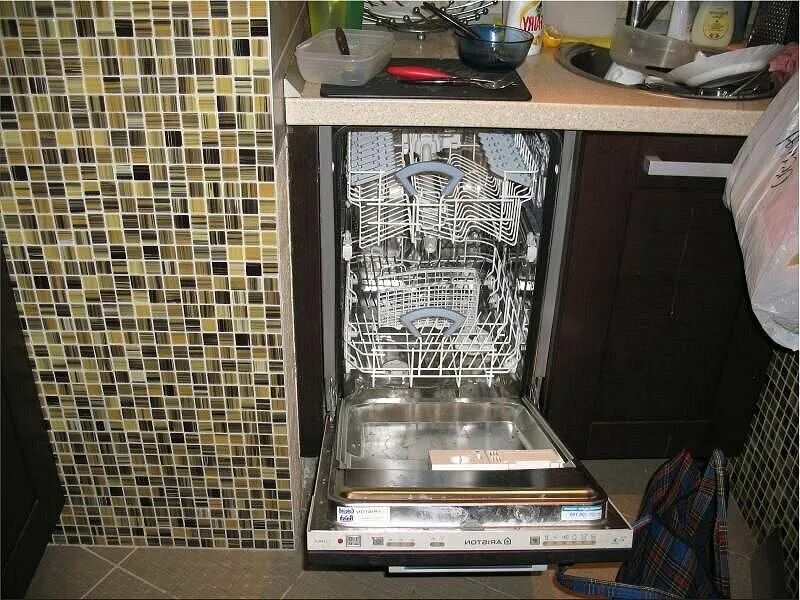 Встроенная посудомоечная машина под варочной панелью. Посудомоечная машина под варочной панелью. Посудомойка встраиваемая под варочную панель. Варочная панель на посудомоечной машине.