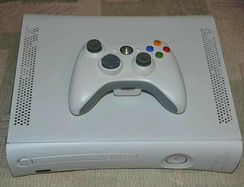 Игры белая приставка. Xbox 360 фат. Xbox 360 белый фат. Xbox 360 fat белый. Приставка Икс бокс 360 фат.