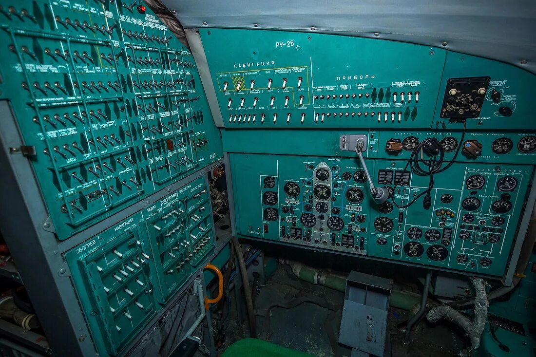 Пульт внутри. Ил-76 панель бортинженера. ил 76 приборная панель. ил-76 кабина. кабина ил 76 внутри.