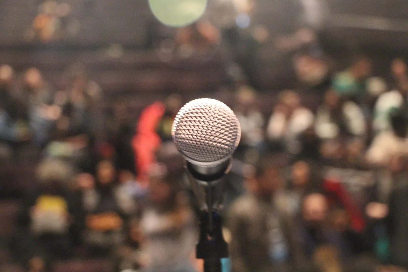 Микрофон сценический. Микрофон Эстетика. Микрофон на сцене. Рука с микрофоном.