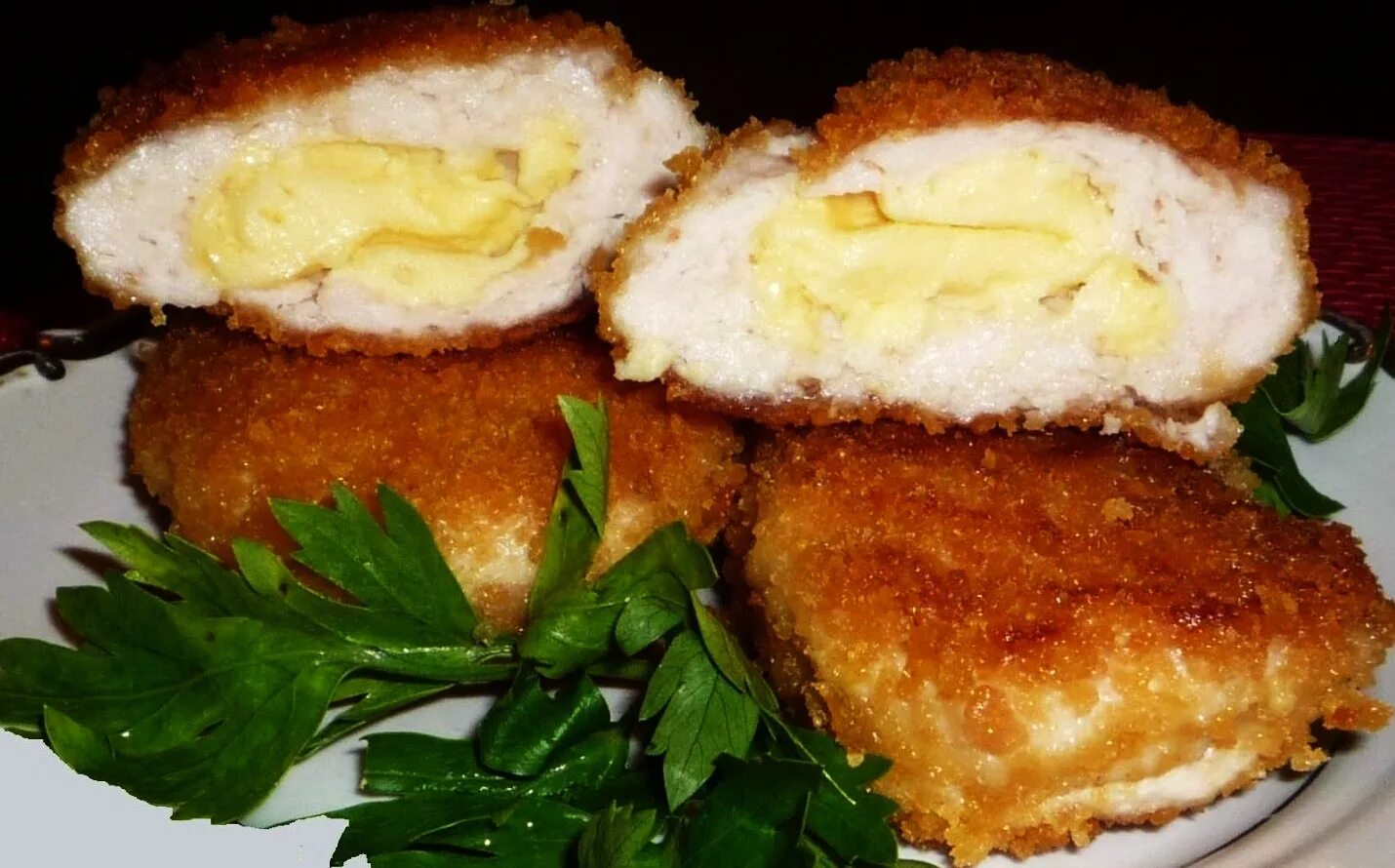 Котлеты с сыром петруха. Куриная котлета со сметанным соусом. Котлеты сливочные с сыром. Котлеты сливочные с сыром. Сырная котлета в панировке.
